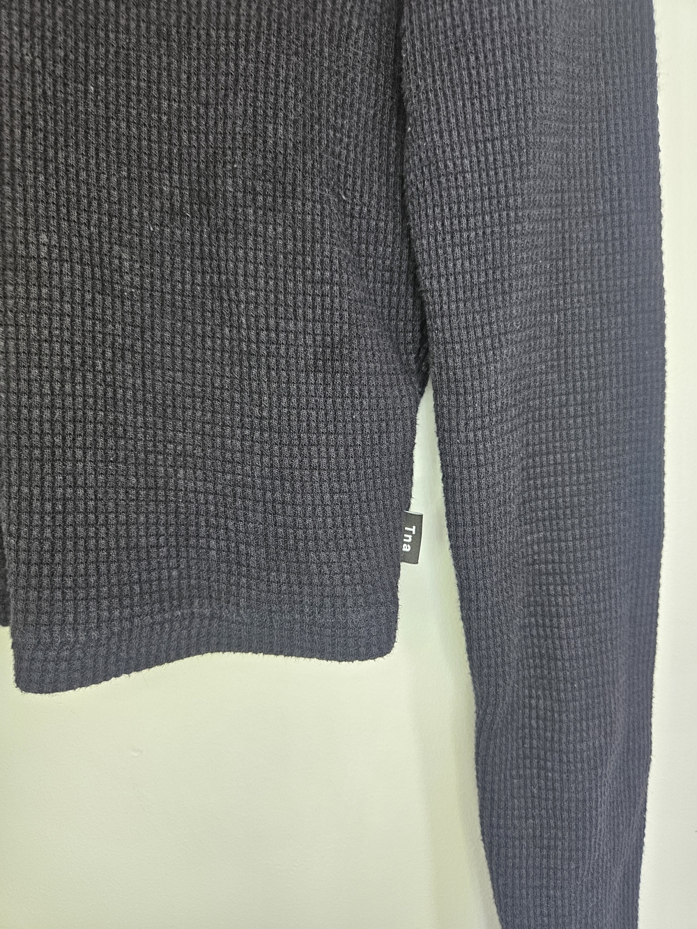 🔥[5/35$] TNA Aritzia Black Waffle Knit Mock Neck Crop Top XXS🔥 - Picture 2 of 6